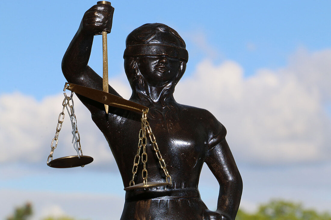 Justitia mit Waage und Augenbinde